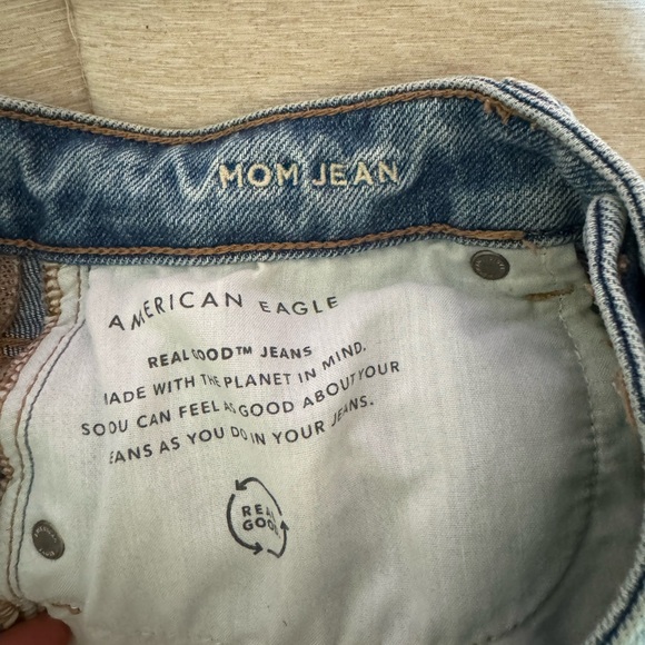 Distressed American Eagle Mom light wash denim jeans - Picture 3 of 6